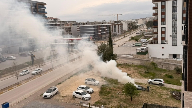 Vatandaşın yaktığı atık yangınını itfaiye ekipleri söndürdü