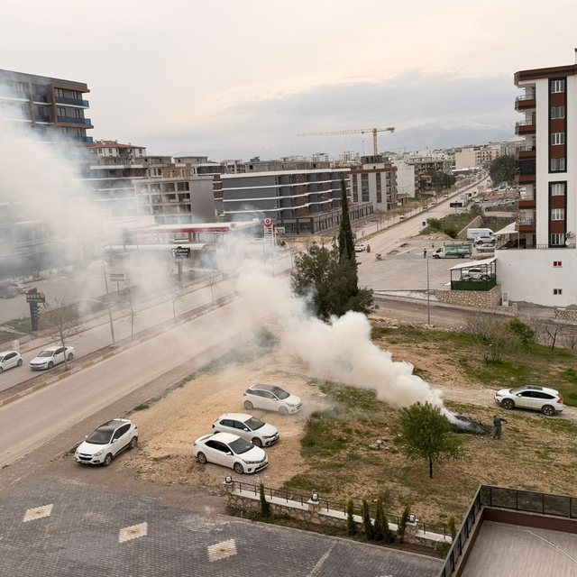 Vatandaşın yaktığı atık yangınını itfaiye ekipleri söndürdü