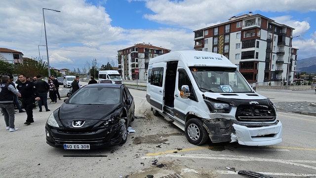 Tokat'ta okul servisi ile otomobilin çarpıştığı kazada 10 öğrenci hafif yaralandı