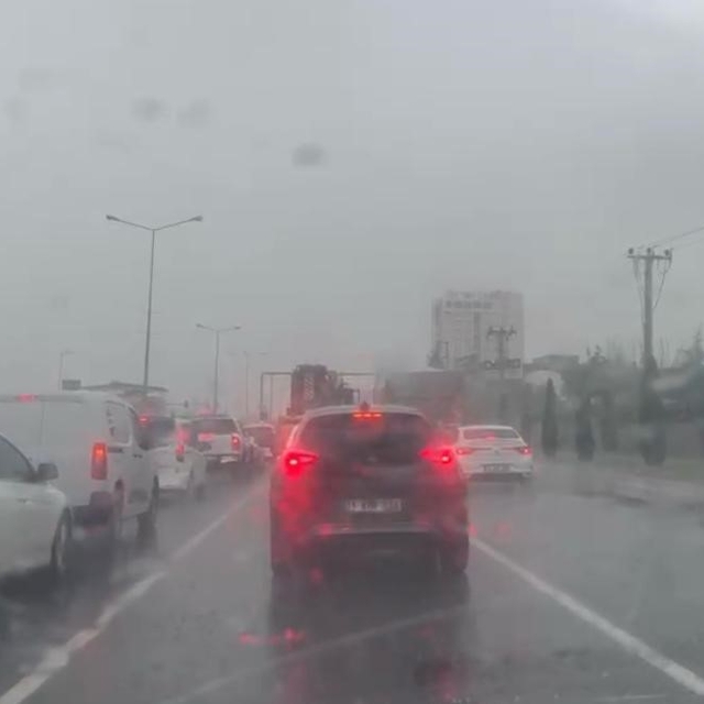 Diyarbakır'da sağanak ve dolu yağışı etkili oldu