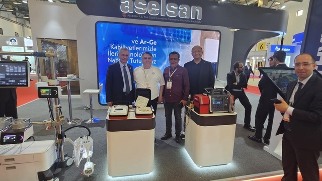 Rektör Özölçer, Türkiye'nin en büyük sağlık fuarına katıldı