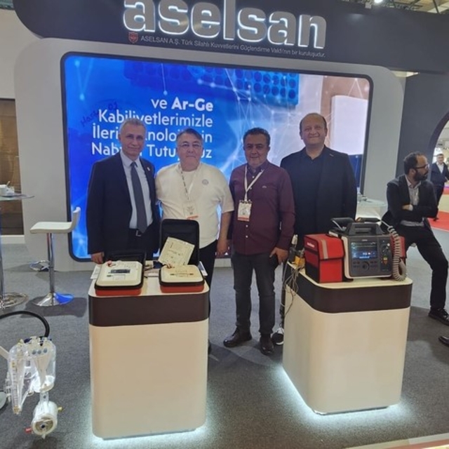 Rektör Özölçer, Türkiye'nin en büyük sağlık fuarına katıldı