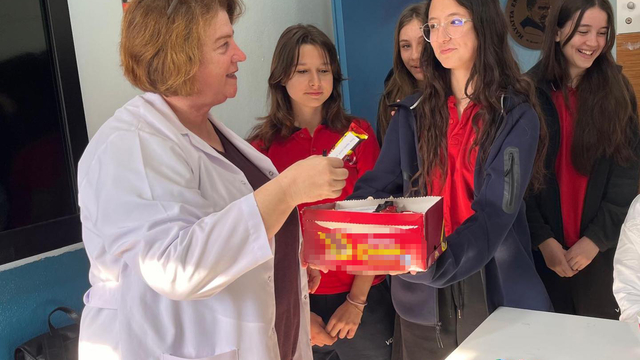 Öğrenciler, üzerine notlar yazdıkları çikolataları öğretmenlerine ikram etti