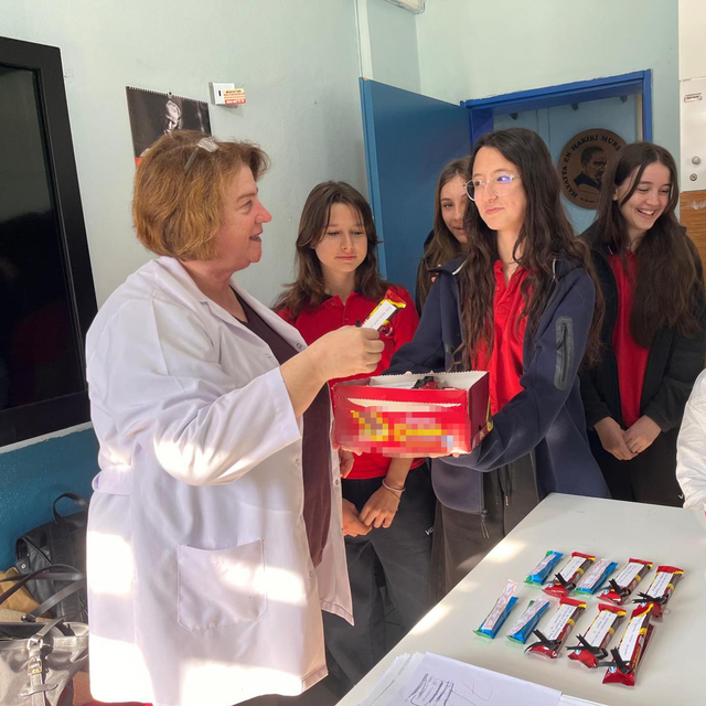 Öğrenciler, üzerine notlar yazdıkları çikolataları öğretmenlerine ikram ett...