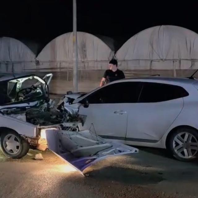 Antalya'da iki otomobilin kafa kafaya çarpıştığı kaza kamerada: 1 ölü