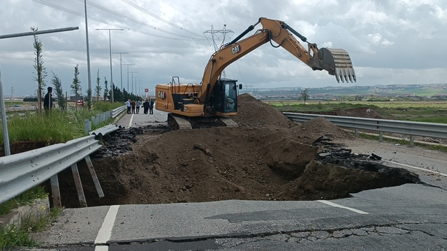 Batman'da yoğun yağış nedeniyle yol çöktü