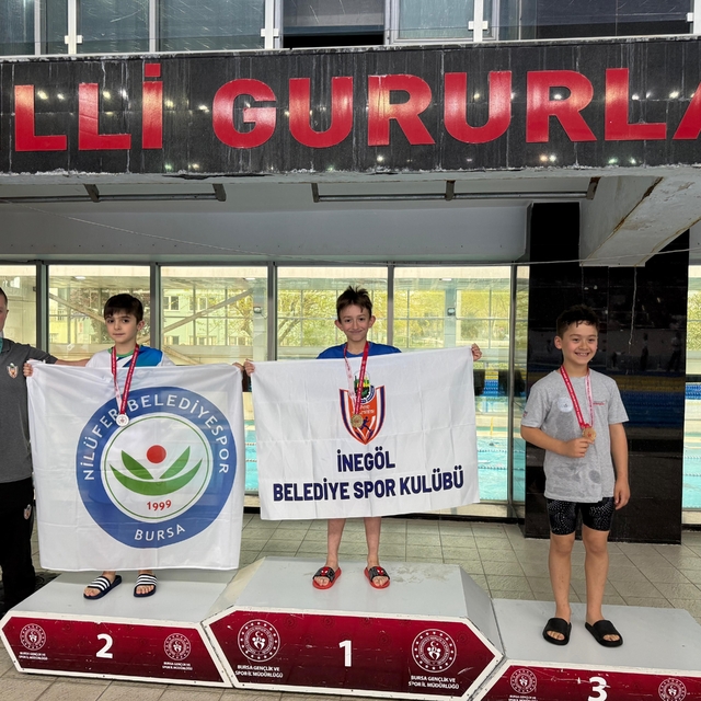 İnegöllü minik yüzücülerden 18 madalyalık gurur