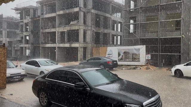 Besni'de dolu ve sağanak sonrası sel meydana geldi