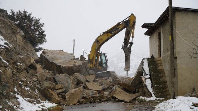 Gümüşhane'de dağdan kopan dev kayalar ahıra düştü, 3 ev boşaltıldı