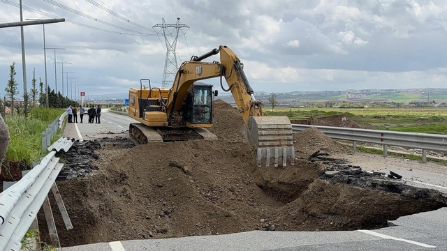 Batman'da sağanak yağış nedeniyle yol çöktü, Güney Çevre Yolu ulaşıma kapatıldı