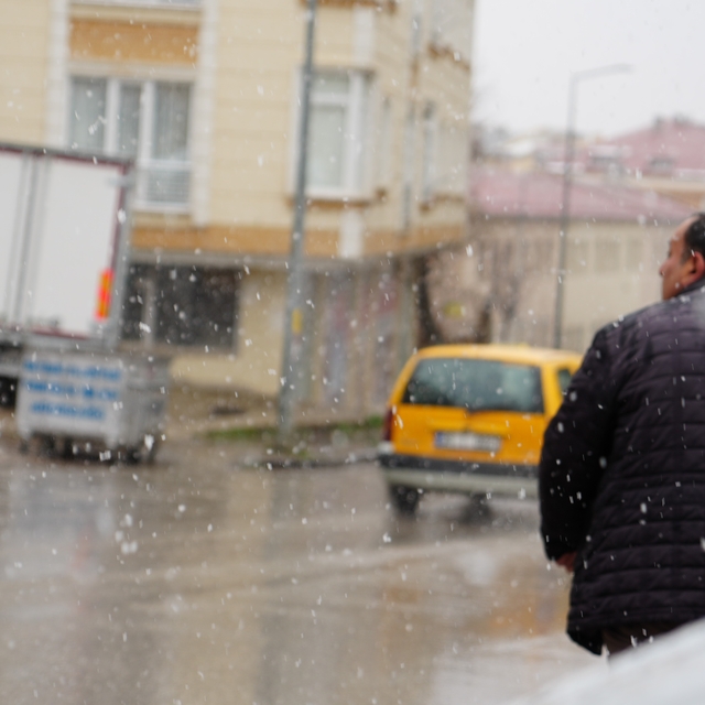 Bayburt'ta kar sürprizi: Kış yeniden yüzünü gösterdi