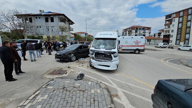 Tokat'ta servis minibüsü otomobille çarpıştı: 10 yaralı