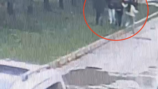 Üzerine su sıçratan sürücünün saldırısına uğradı; o anlar kamerada