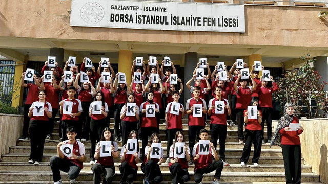 Gaziantep'te öğrenciler öğretmenleri için koreografi hazırladı