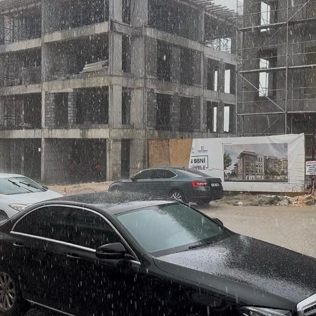 Besni'de dolu ve sağanak sonrası sel meydana geldi