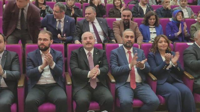 TBMM Sanayi ve Teknoloji Komisyonu Başkanı Varank: ''Dünya siyasetinde, uluslararası ilişkilerde artık sözü dinlenen bir Türkiye var''
Eski Bakan Varank'dan üniversiteli gençlere sanayi dersi
''Körfez ülkeleri 40 bin, 50 bin dolarlık insansız hava araçlarını düşürmek için 1 milyon, 2 milyon dolarlık füzeler kullanmak zorunda kalıyor''
''Peki stoklar tükenince ne yapıyorlar, 'Bize füze verin' diye, Amerika Birleşik Devletleri'nin kapısını çalıyorlar''
''Filyos limanını inşa etmeseydik, Sakarya gaz sahasından gazı, bugün itibariyle bile çıkaramazdık''