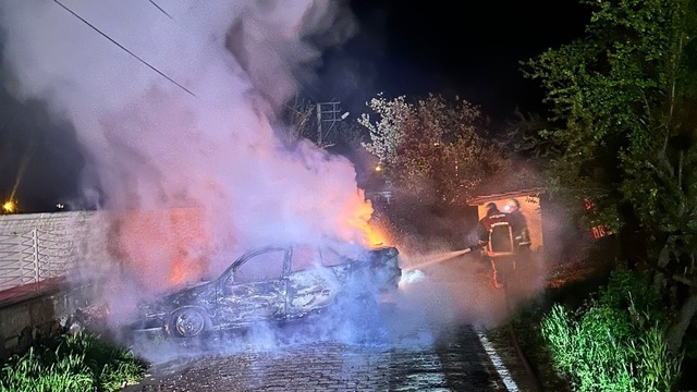 Keşan'da park halindeki otomobilde çıkan yangın söndürüldü