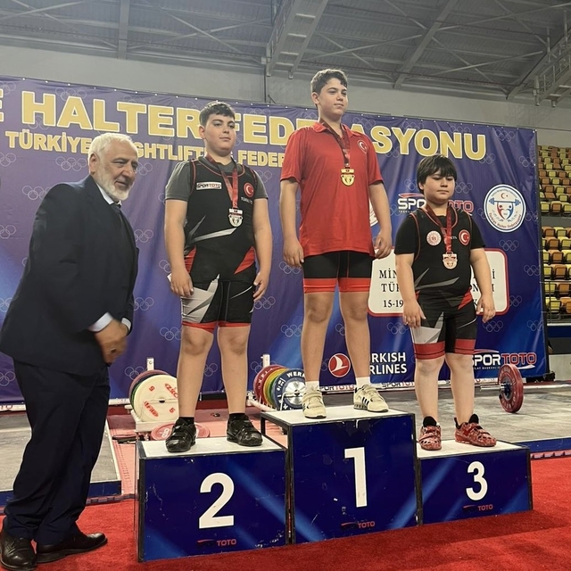 Minik halterci Taha Toprak, Türkiye 2'ncisi oldu