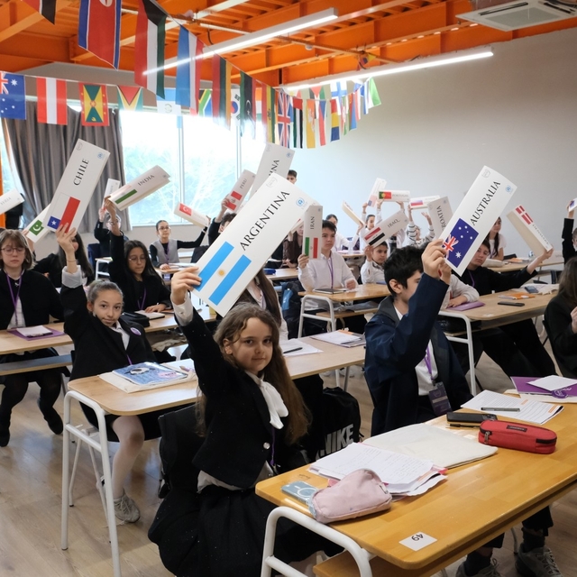 Türk ve Rus öğrenciler aynı masada