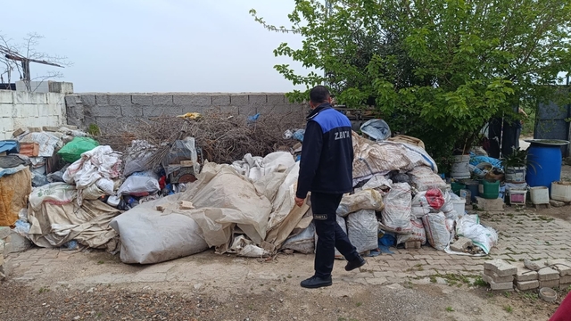Reyhanlı ilçesinde bir evden 6 kamyon dolusu çöp çıkarıldı
