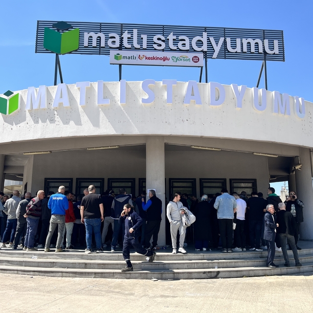 Bursaspor kombinelerine büyük ilgi, taraftar saatlerce kuyrukta bekledi