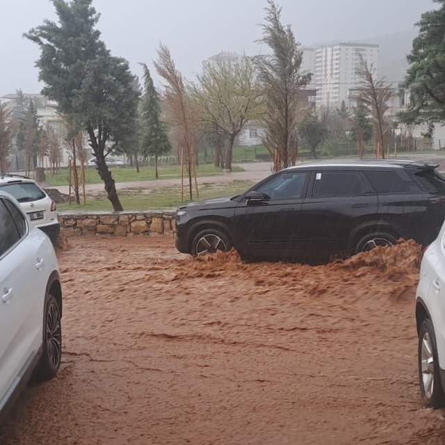 Silvan'ı sel vurdu