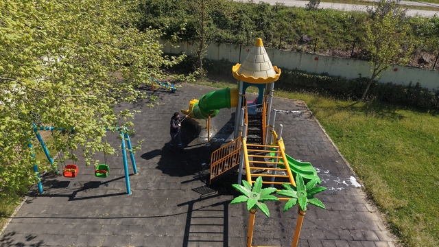 Çayırova'da parkların oyun grupları yıkanıyor