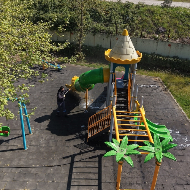 Çayırova'da parkların oyun grupları yıkanıyor