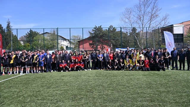"Sokaklar Bizim" Futbol Turnuvası'nda kupalar sahiplerini buldu