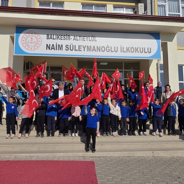 Okullarda Türk bayraklı tören