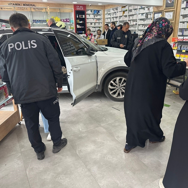 Kontrolden çıkan otomobil eczaneye daldı: 1 yaralı