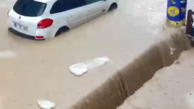 Sağanakta göle dönen sokakta yüzdü (2)