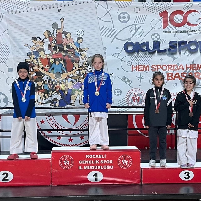 Çayırova'ya karatede 15 madalya birden