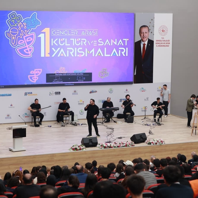 Gençler kültür sanat yarışmalarında sahnede boy gösterdi