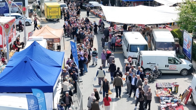 Büyükşehrin fideleri Karacasu ve Koçarlı'da dağıtıldı