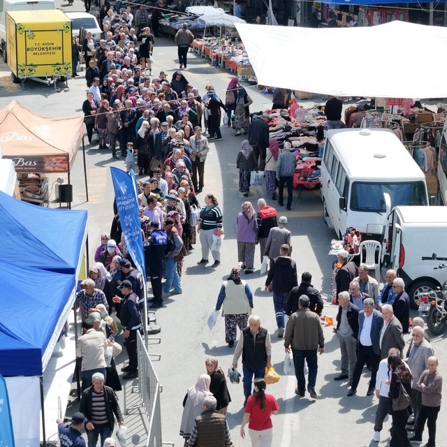 Büyükşehrin fideleri Karacasu ve Koçarlı'da dağıtıldı