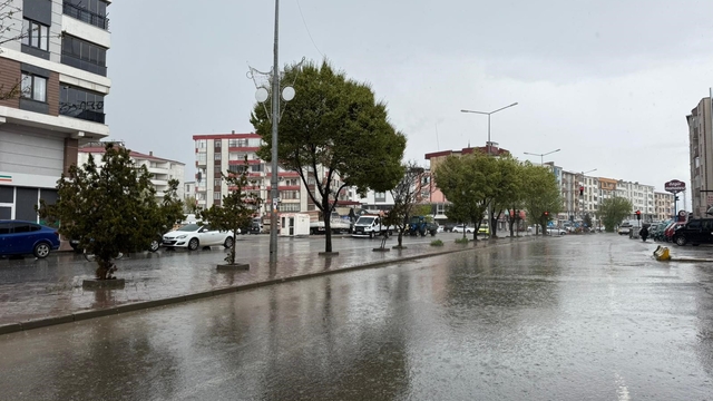 Iğdır'da 5 dakikalık sağanak hayatı felç etti