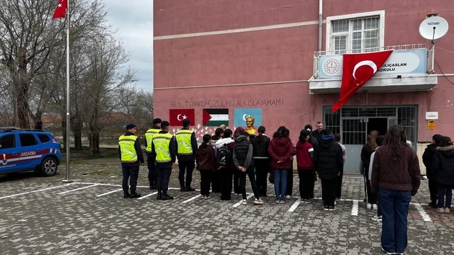 Okullarda öğrenciler Türk Bayrağı ile karşılandı