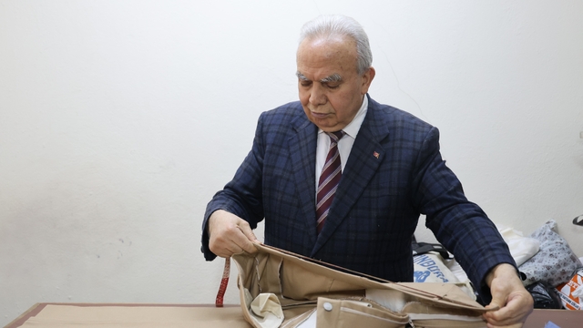 Terziliğe başladığı dükkanda emekli oldu
50 yıllık terzi: "Takım elbisemi hiç çıkarmadım"