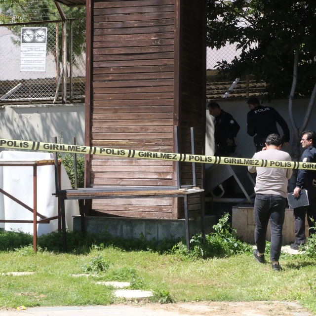 Kötü kokudan şüphelenerek baktıkları reklam panosundan tanınmayacak halde c...