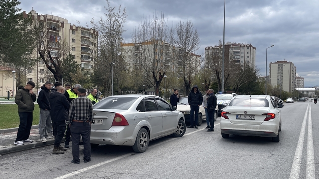 Dedesinin otomobiliyle gezen ehliyetsiz genci polis yakaladı