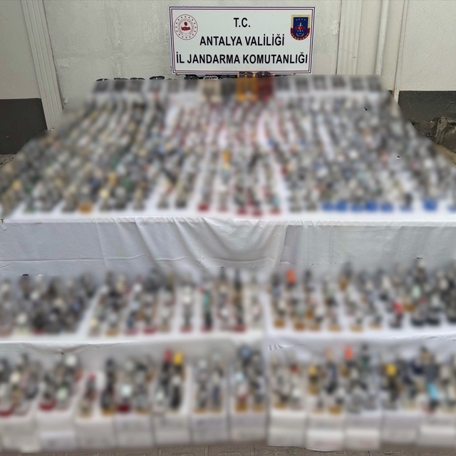 Antalya'da piyasa değeri 15 milyon lira olan kaçak gözlük ve saatler ele ge...