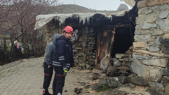 Van'da kümes ve tandır olarak kullanılan yapı çöktü