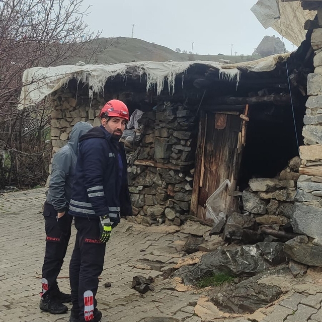 Van'da kümes ve tandır olarak kullanılan yapı çöktü