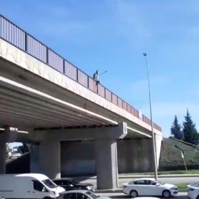 Çevre yolunda intihar girişimi trafiği durma noktasına getirdi