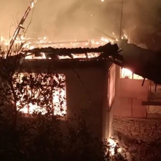 Antalya'da 2 kişinin ölümüne neden yangında perdelerin tutuşturulduğu iddia...