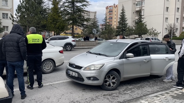 Dedesinin otomobiliyle gezerken polisin 'dur' ihtarına uymayan ehliyetsiz sürücü yakalandı
