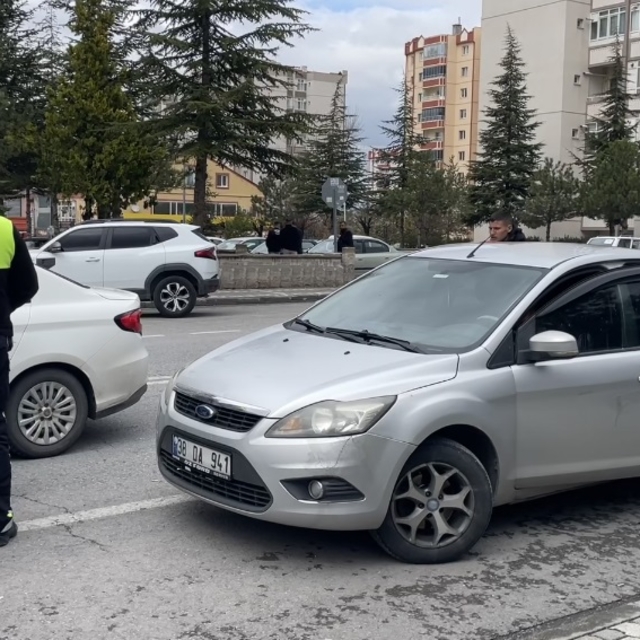 Dedesinin otomobiliyle gezerken polisin 'dur' ihtarına uymayan ehliyetsiz s...