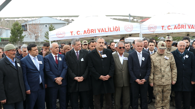 Şehit infaz koruma memuru Yiğit, Ağrı'da mezarı başında anıldı
