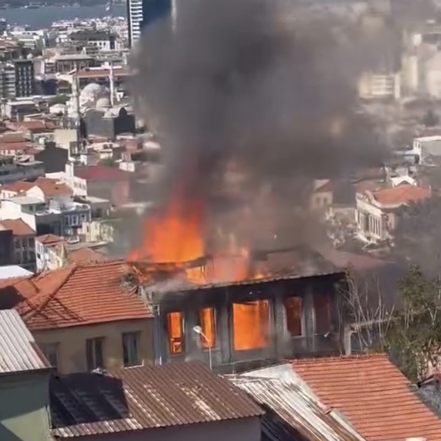 İzmir'de metruk binada yangın